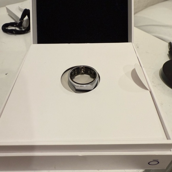 Oura Ring - Picture 2 of 5
